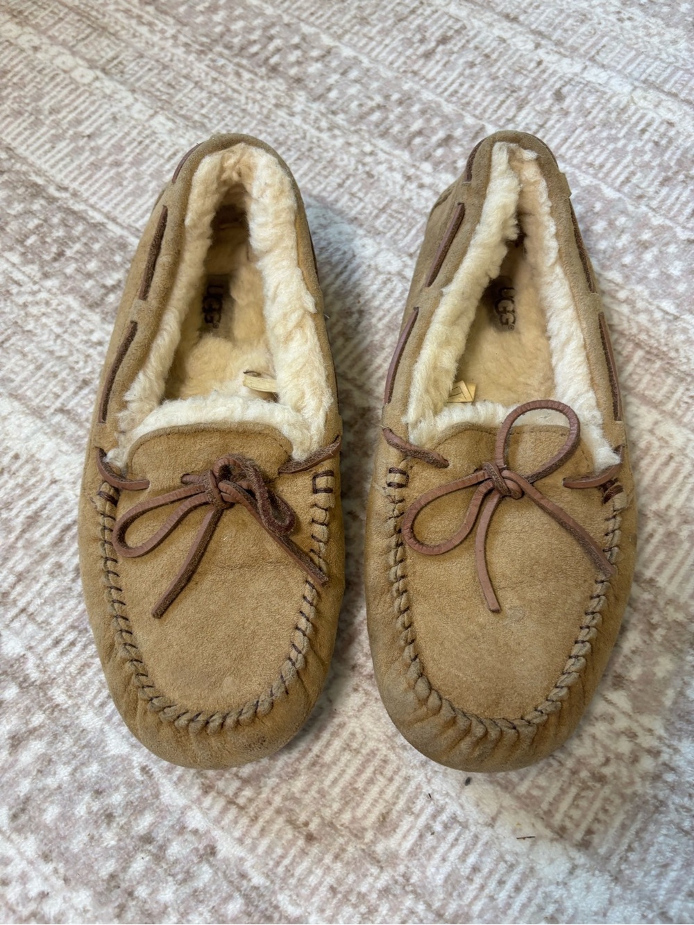 UGG Dakota Moccasin Chestnut Suede Sheepskin size 9
